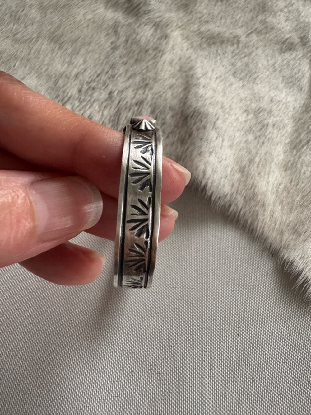 Native American Pink Conch Bar Cuff - Picture 5 of 6